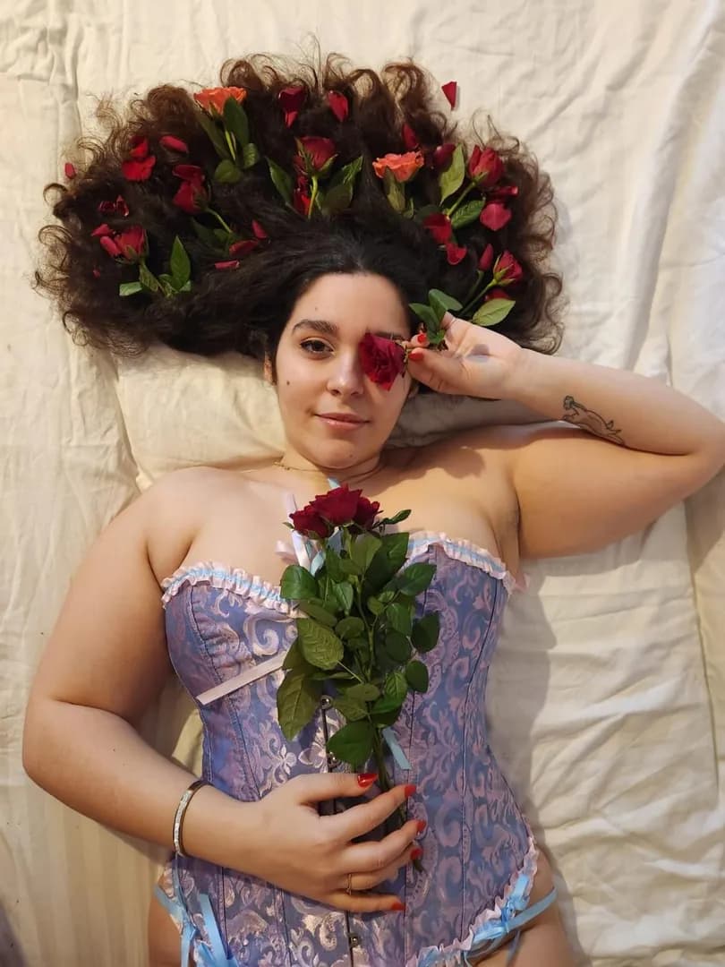 Ladyra – MYM creator